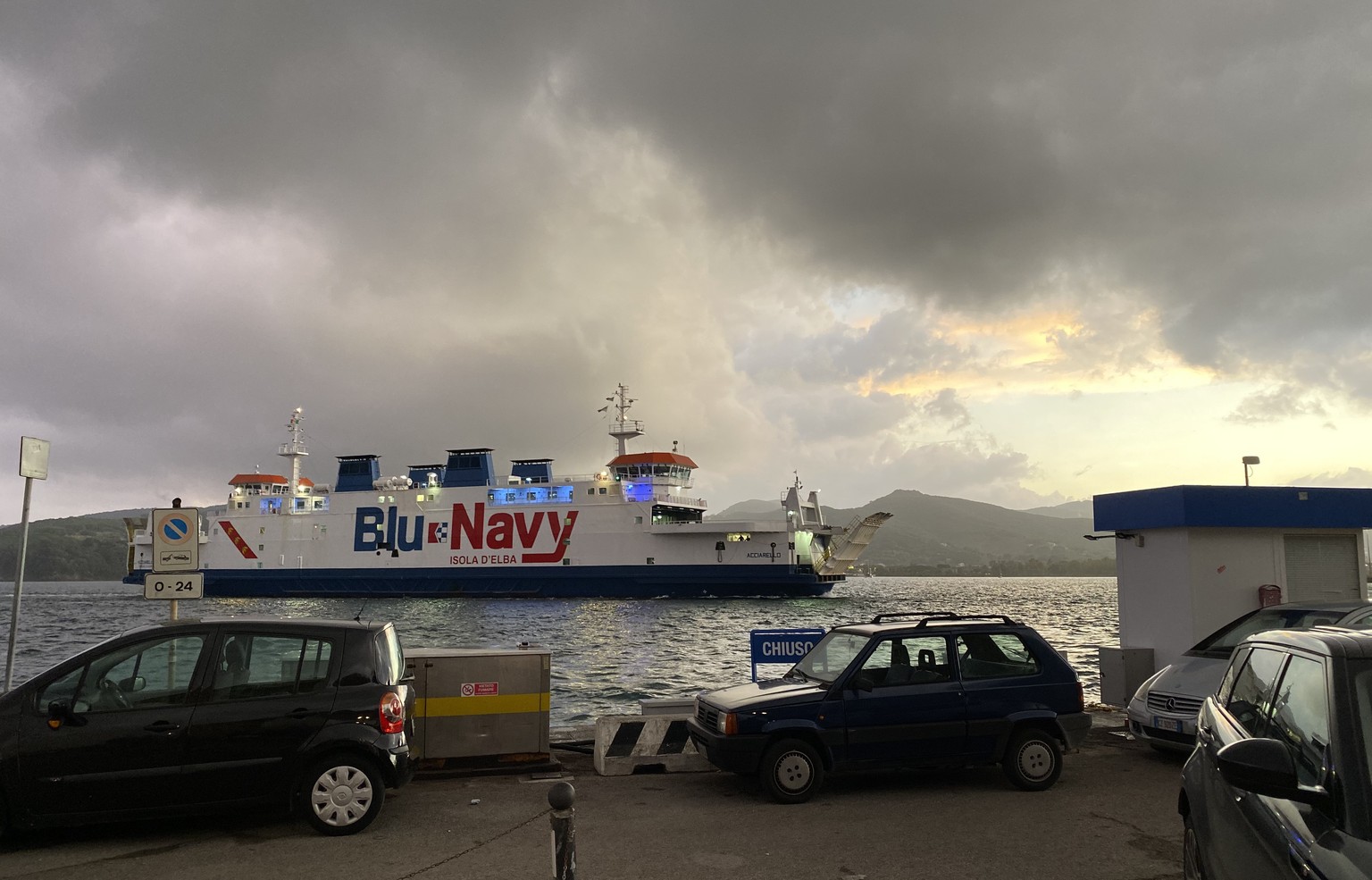 Leider fahren alle Fähren mit stinkenden Dieselmotoren, ob Toremar, Moby Lines, Corsica Ferries oder Blu Navy. Die Überfahrt von Piombino (Toscana) dauert nur eine gute Stunde.