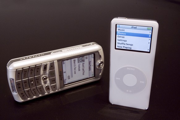 Erinnern Sie sich ans ROKR E1? Eben! Das von Motorola gebaute «Smartphone» konnte sich 2005 als erstes mit iTunes synchronisieren. Der Rest ist Geschichte.