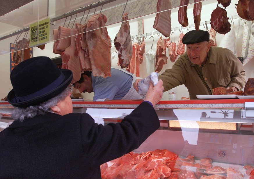 Eine Frau kauft am 13. November 2001 an einem Fleischstand auf dem Berner Markt ein. Die Nutztierschutz-Organisation kagfreiland fordert auf Grund einer Umfrage mehr Bundesbeitraege fuer die Freilandh ...