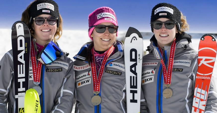De gauche a droite, Aline Danioth (2eme place), Wendy Holdener (1ere place), et Michelle Gisin (3eme place), prennent la pose pour le photographe lors de la remise des prix du Slalom Femmes des Champi ...