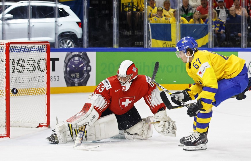 epa06733881 Sweden&#039;s forward Rickard Rakell (R) in action against Switzerland&#039;s goalie Leonardo Genoni (L) during the IIHF World Championship Group A ice hockey match between Switzerland and ...