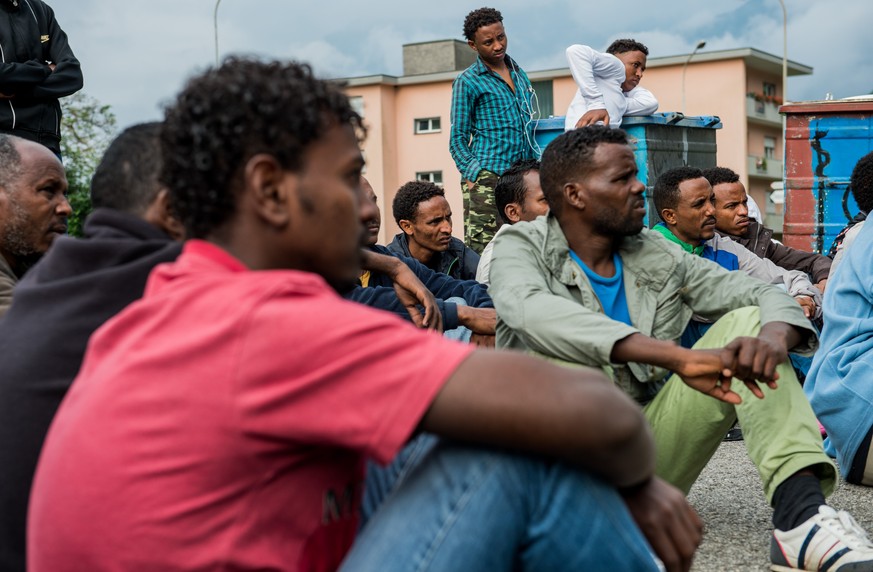 Eritreische Flüchtlinge vor der Zivilschutzanlage in Lumino.