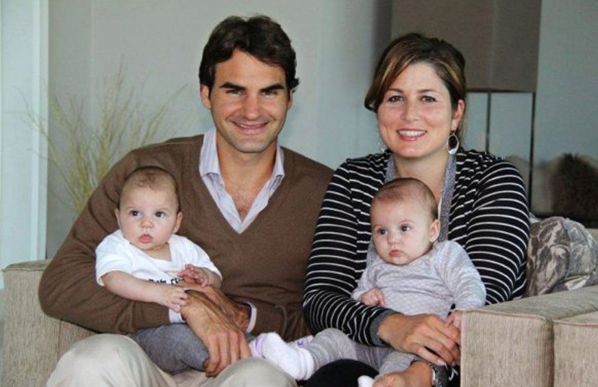 Mirka und Roger Federer, links, halten ihre Zwillingstoechter Myla und Charlene im Arm, Ort und Datum der Aufnahme unbekannt. Der Schweizer Tennisspieler Federer nutzte das halboeffentliche Medium Fac ...