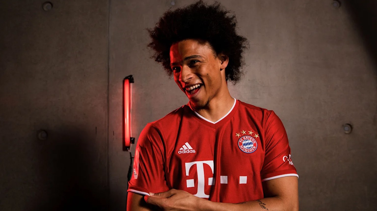 Der neue Hoffnungsträger ist da: Sané im Bayern-Trikot.