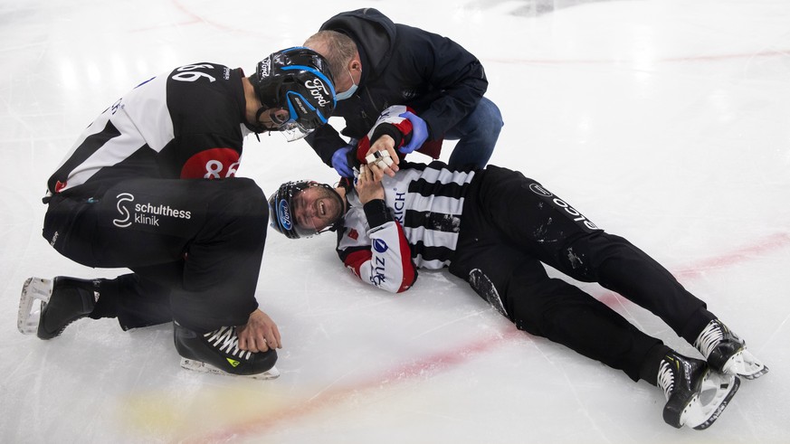 Schiedsrichter Manuel Nikolic aus Oesterreich liegt nach einem Sturz mit schmerzverzerrtem Gesicht auf dem Eis, im Eishockey Meisterschaftsspiel der National League zwischen dem EHC Biel und HC Ambri- ...