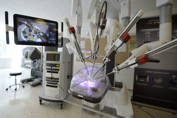 Le robot chirurgical Da Vinci Xi photographie, lors d’une presentation a la presse avant une une demonstration publique gratuite du robot chirurgical Da Vinci Xi aux Hopitaux universitaires de Geneve  ...