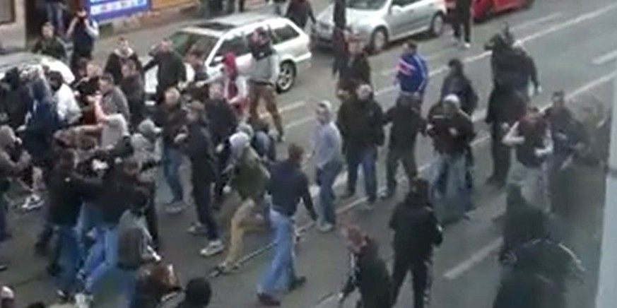 Hooligans treffen sich zu einem Strassenkampf.