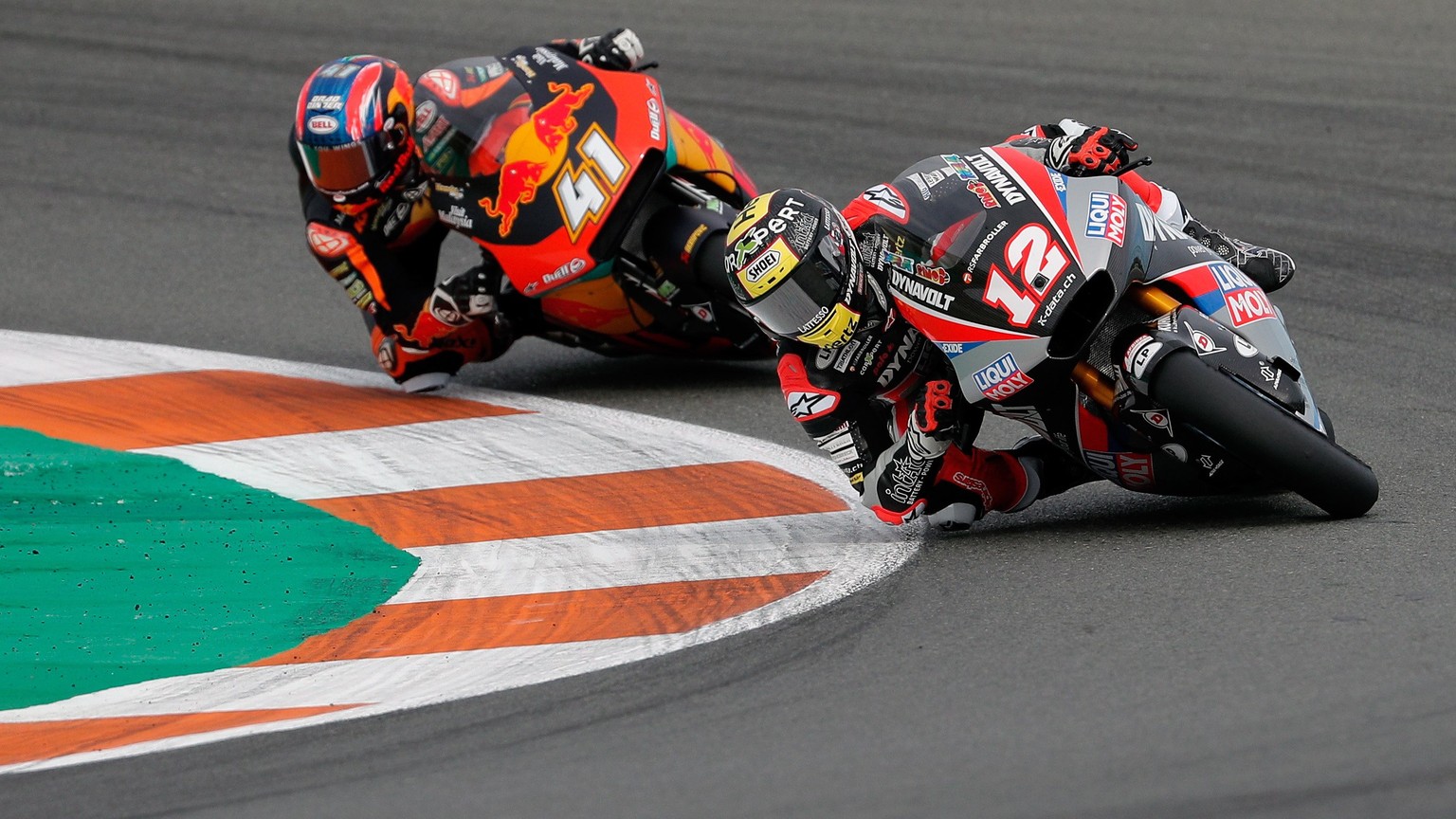 epa08003445 Swiss Moto2 rider Thomas Luthi (R), of Dynavolt Intact GP team, and South African Brad Binder, of Red Bull KTM Ajo team, take a bend during Comunitat Valenciana GP race, the season&#039;s  ...