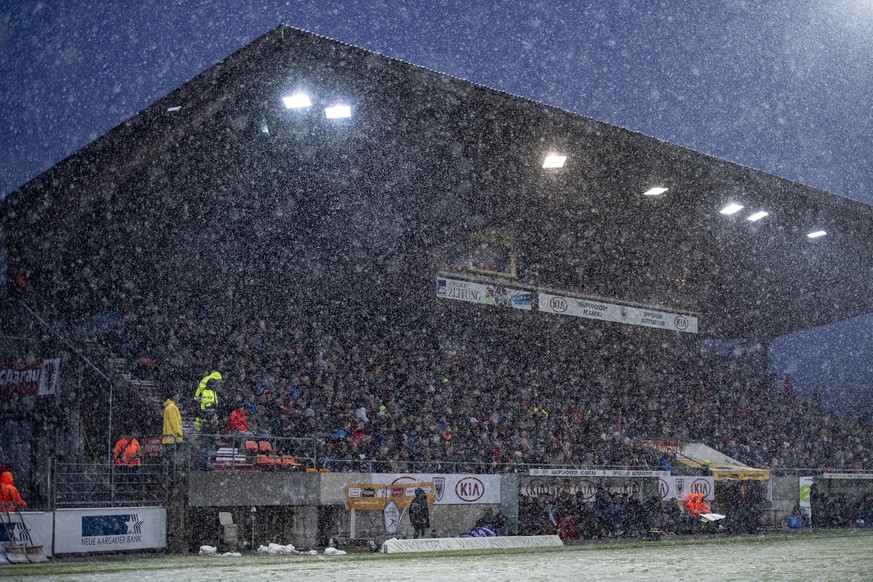 Heftiges Schneetreiben im Stadion Bruegglifeld beim beim Challenge League Meisterschaftsspiel zwischen dem FC Aarau und FC Lausanne Sport vom Samstag, 4. Mai 2019 in Aarau. (KEYSTONE/Urs Flueeler)