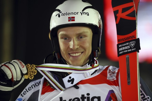 Norway&#039;s Henrik Kristoffersen shows the gold medal of the men&#039;s giant slalom, at the alpine ski World Championships in Are, Sweden, Friday, Feb. 15, 2019. (AP Photo/Marco Trovati)