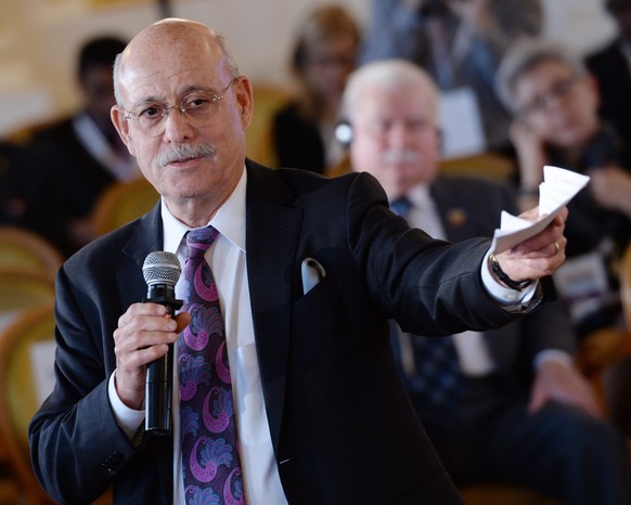epa04208914 US economist Jeremy Rifkin speaks during &#039;Changes in practice: tools and challenges&#039; debate at the Warsaw Solidarity Forum at the Royal Castle in Warsaw, Poland, 16 May 2014. The ...