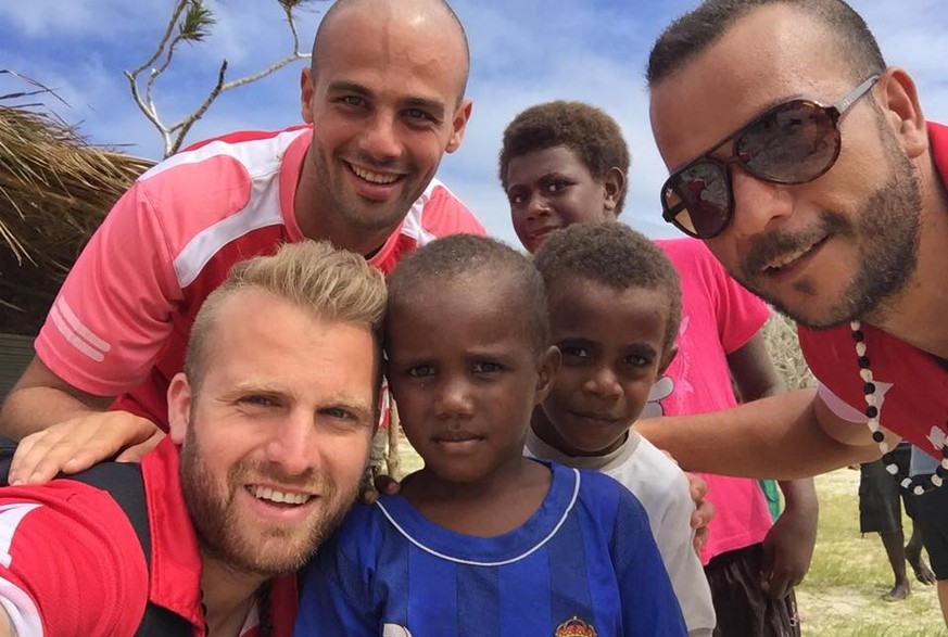 Ein Selfie als Trost: Carlo Polli besucht nach der Katastrophe obdachlose Kinder in Vanuatu.