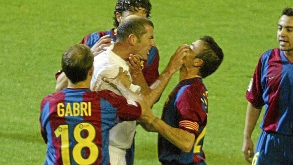Zidane und Luis Enrique (2. von rechts) können beim nächsten Clásico&nbsp;ihre Zärtlichkeiten an der Seitenlinie austauschen.