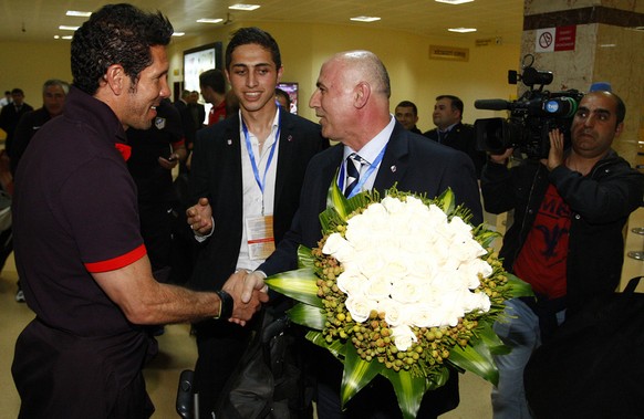 Trainer Diego Simeone wird beim Besuch in Baku vor einem Jahr freundlich begrüsst.