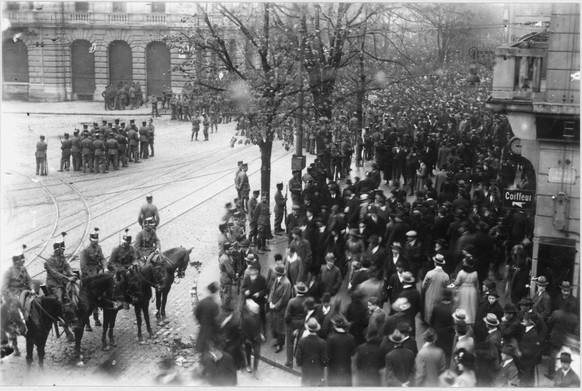 Der Paradeplatz in Zürich während des Landesstreiks von 1918.
Wilhelm Galla / Baugeschichtliches Archiv