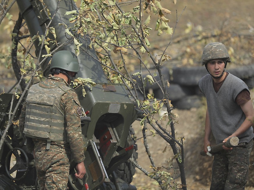 Armenische Soldaten feuern an der Front eine Artilleriewaffe ab. Im blutigen Konflikt um die S