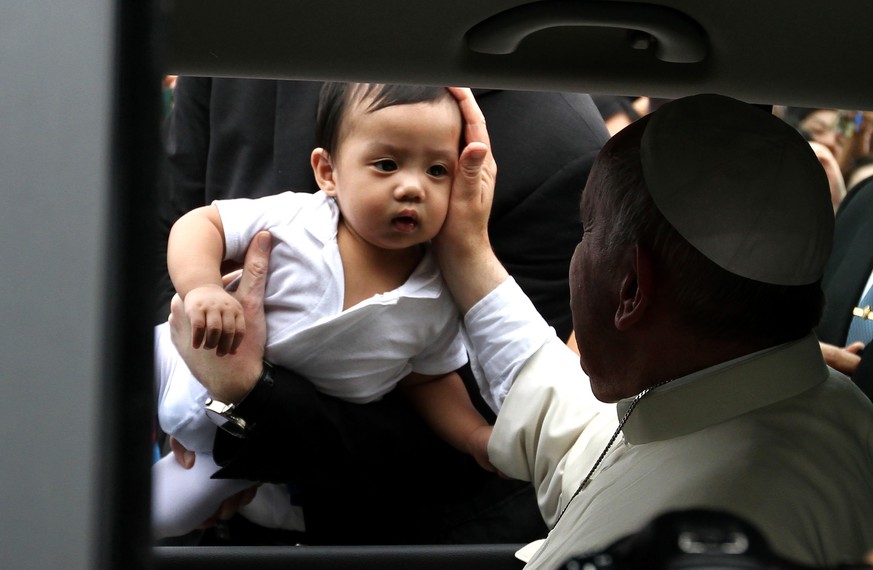 Papst Franziskus segnet ein philippinisches Kind.