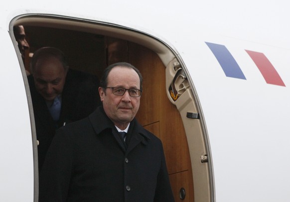 Hollande steigt aus dem Präsidentenflugzeug.