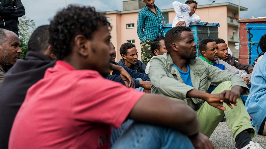 Asylbewerber aus Eritrea vor der Zivilschutzanlage von Lumino am Mittwoch, 20. August. Etwa 50 Asylbewerber aus Eritrea sind seit Ende Juli 2014 in der Zivilschutzanlage von Lumino untergebracht. (KEY ...