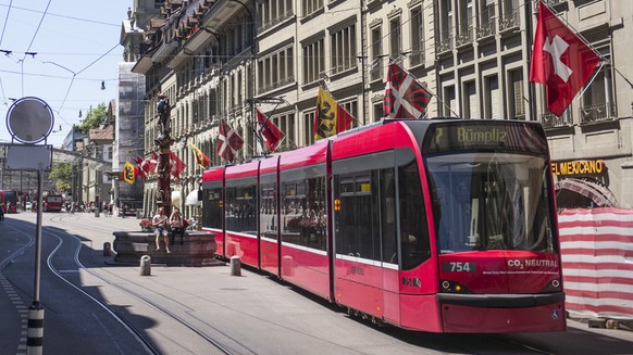 Ein Tram der Linie 7 faehrt durch die Spitalgasse in Bern, im Hintergrund die Heiliggeist-Kirche und der Bahnhofplatz, am Sonntag, 28. Juni 2015. (KEYSTONE/Alessandro della Valle)