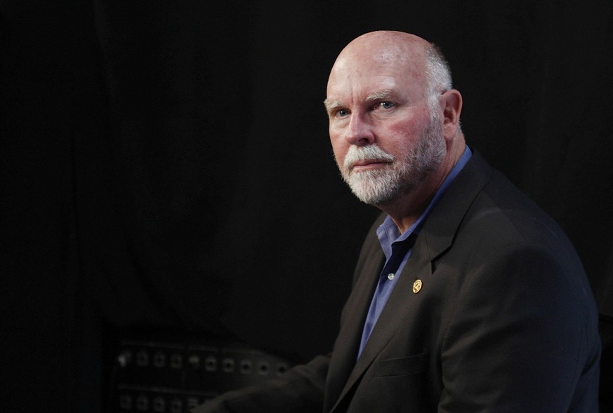 Biologist John Craig Venter poses for a photo inside a Reuters studio in New York&#039;s Times Square in this May 26, 2010 file photo. Venter has teamed up with stem cell pioneer Dr. Robert Hariri and ...