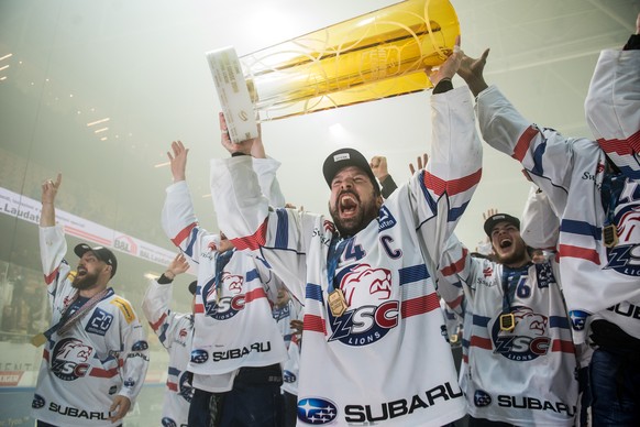 Zurich&#039;s player Patrick Geering holds up the trophy after winning the Swiss championship title, during the seventh match of the playoff final of the National League of the ice hockey Swiss Champi ...