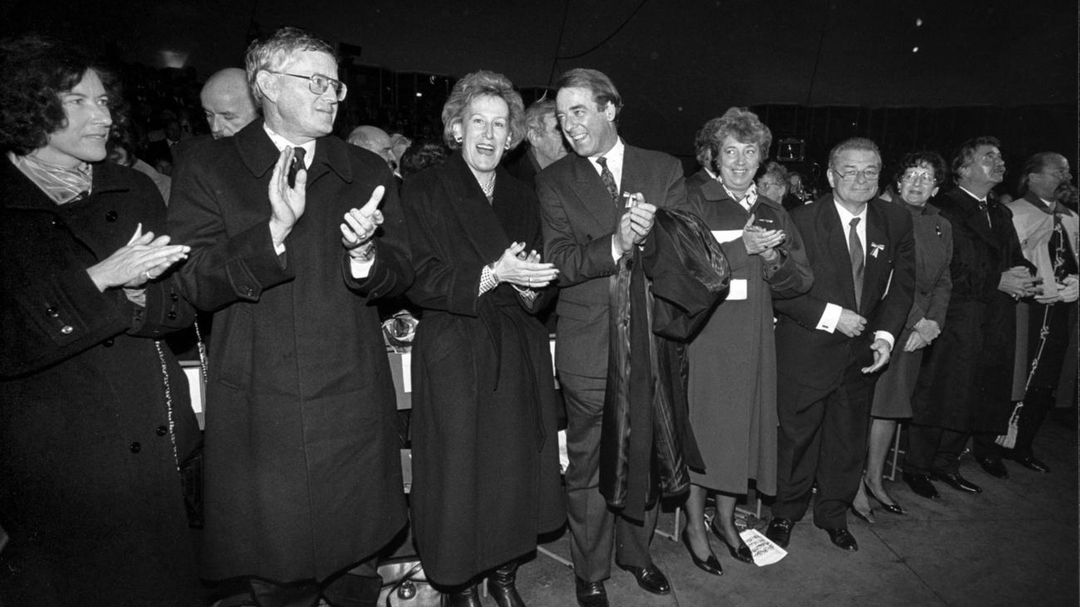 Die anwesenden Bundesraete und ihre Gattinnen applaudieren am 17. November 1991 bei der offiziellen Schlussfeier der 700-Jahr-Festlichkeiten der Eidgenossenschaft in Basel. Von links nach rechts Vera  ...