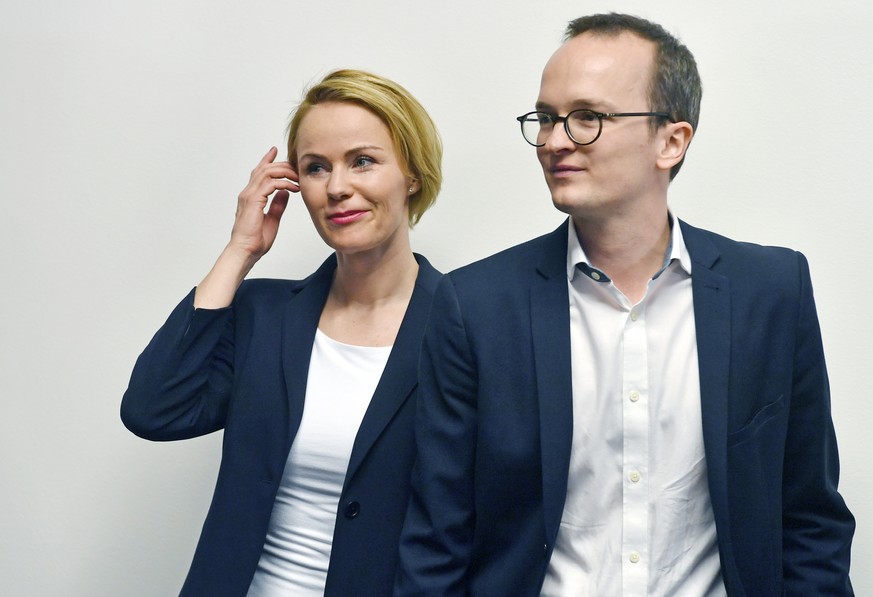 Martin Neukom, rechts, (Gruene) und Natalie Rickli, links, (SVP) nach ihrer Wahl in den Zuercher Regierungsreat in Zuerich am Sonntag, 24. Maerz 2019. (KEYSTONE/Walter Bieri)