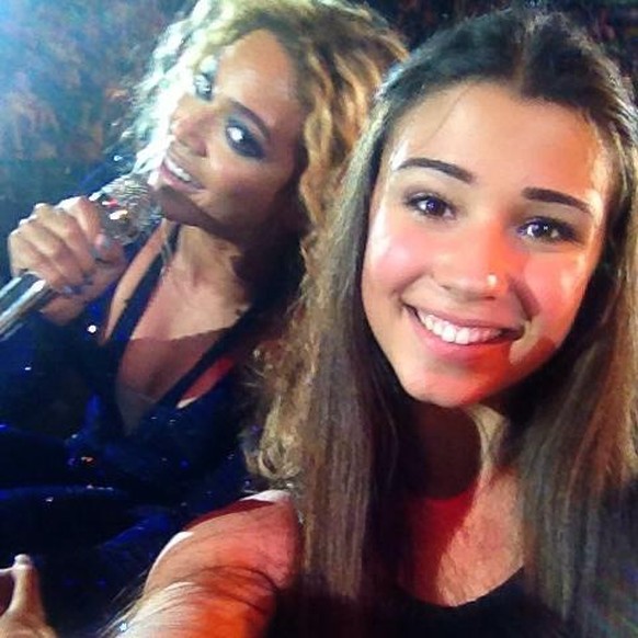 Beyonce photobomb konzert selfie
http://imgur.com/a/7ACQJ