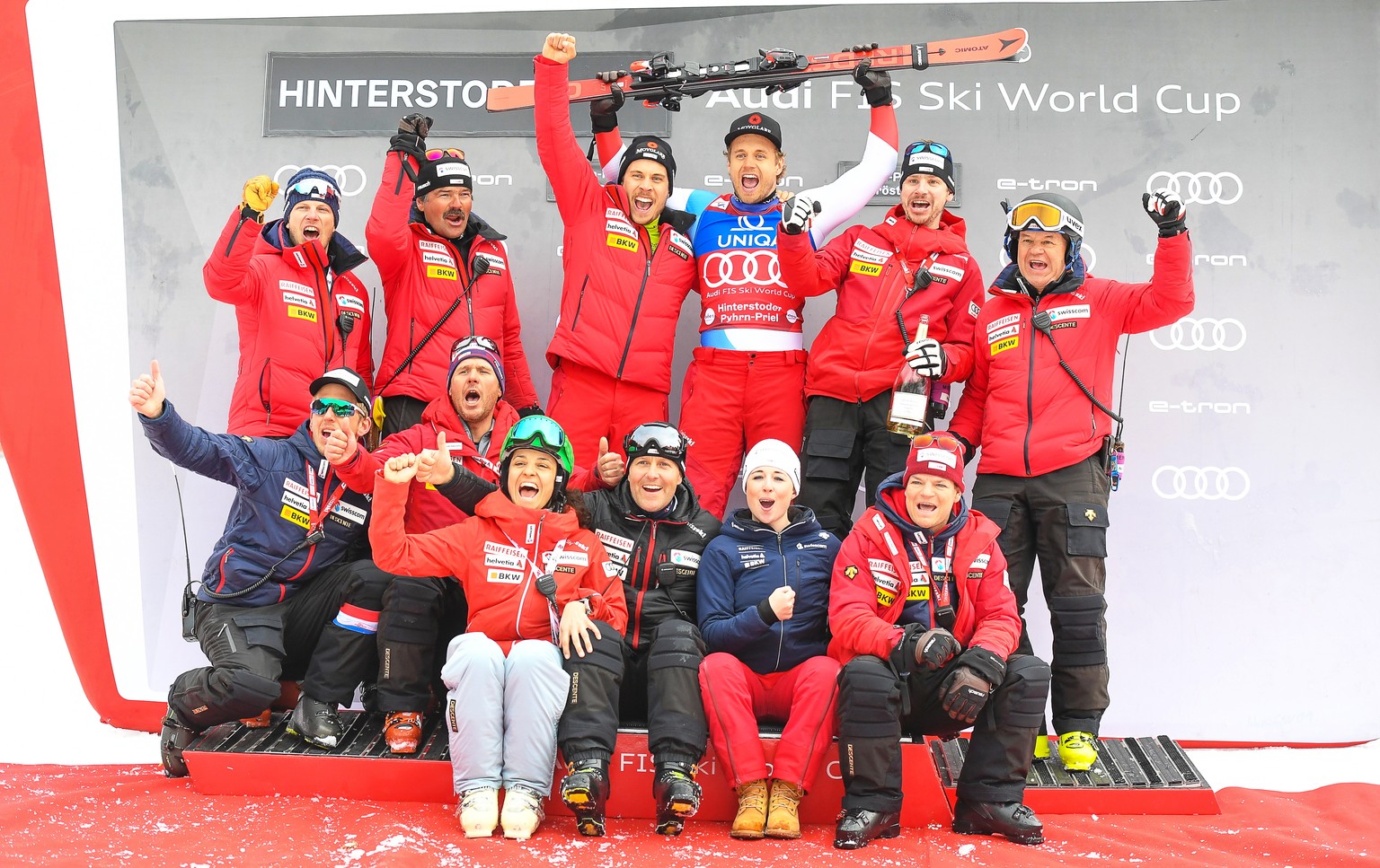 epa08259190 Mauro Caviezel (C) of Switzerland celebrates with team members after taking the second place in the men&#039;s Super G race of the FIS Alpine Skiing World Cup in Hinterstoder, Austria, 29  ...