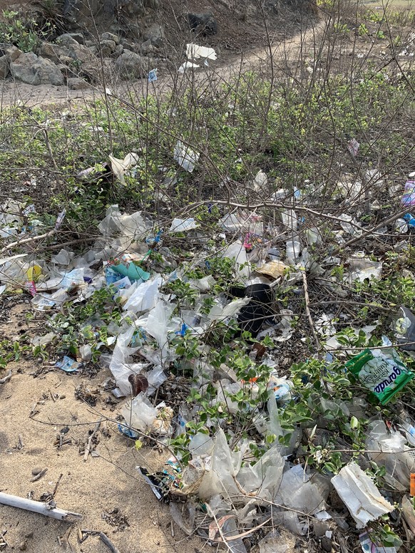 Der Plastik liegt überall: achtlos weggeworfen oder angeschwemmt vom Meer.