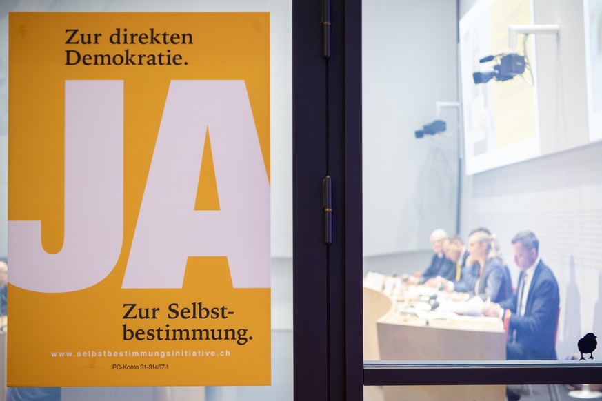Plakate fotografiert waehrend einer Medienkonferenz des Komitees &quot;Ja zur Selbstbestimmung&quot;, am Dienstag, 2. Oktober 2018 in Bern. (KEYSTONE/Anthony Anex)