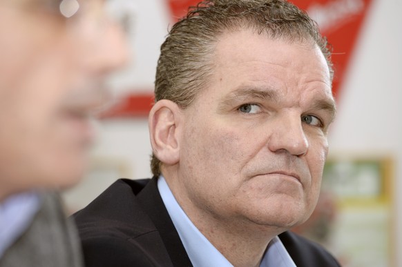Der ehemalige Schweizer Eishockey Nationaltrainer Sean Simpson an einer Medienkonferenz in Kloten am Freitag, 19. Dezember 2014. Die Kloten Flyers haben sich per sofort von Cheftrainer Felix Hollenste ...