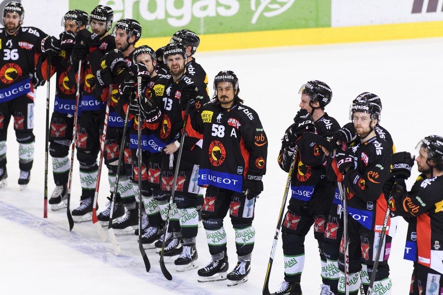 SCB Spieler reagieren nach der Niederlage (2-3), im ersten Eishockey Playoff-Halbfinalspiel der National League zwischen dem SC Bern und dem ZSC Lions, am Dienstag, 27. Maerz 2018, in der PostFinance  ...