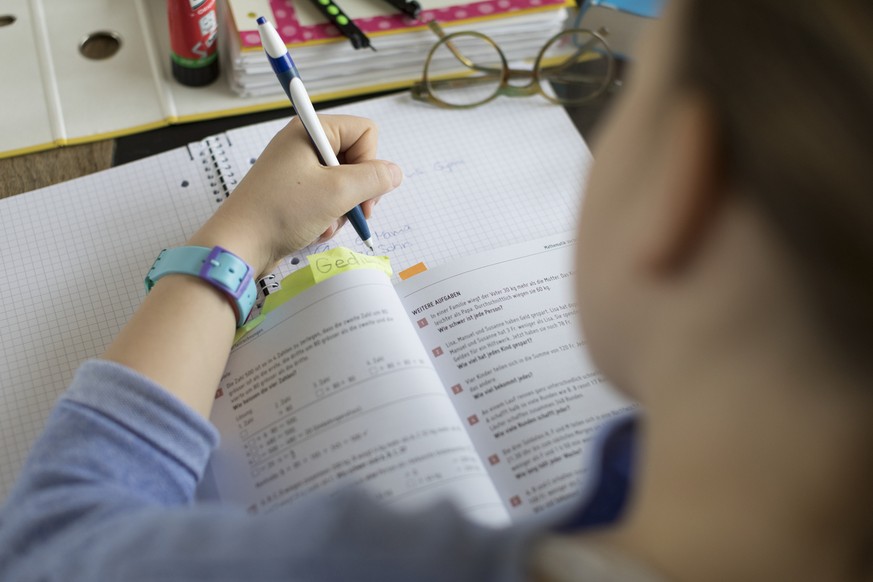 An 11-year-old girl (6th grade) studies for the long-term grammar school admission exam on Monday, March 6, 2017, photographed in Zurich, Switzerland, on March 1, 2017. (KEYSTONE/Gaetan Bally)

Ein 11 ...