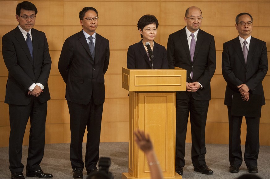 Regierungs-Verhandlungsführerin Carrie Lam neben Behördenvertretern nach dem Dialog am Dienstag. Hongkong sei kein unabhängiges Land, mahnte Lam, sondern eine Sonderverwaltungszone innerhalb China.