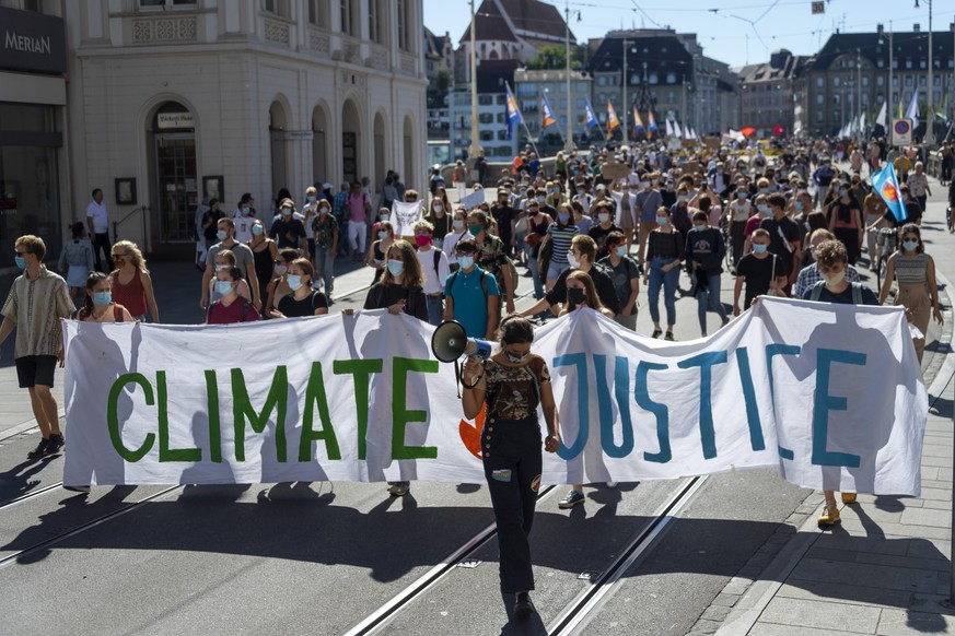 Demonstranten fuer einen Klimastreik marschieren durch Basel, am Freitag, 4. September 2020. Schweizweit werden heute in 18 Staedten Klimastreiks durchgefuehrt. (KEYSTONE/Georgios Kefalas)