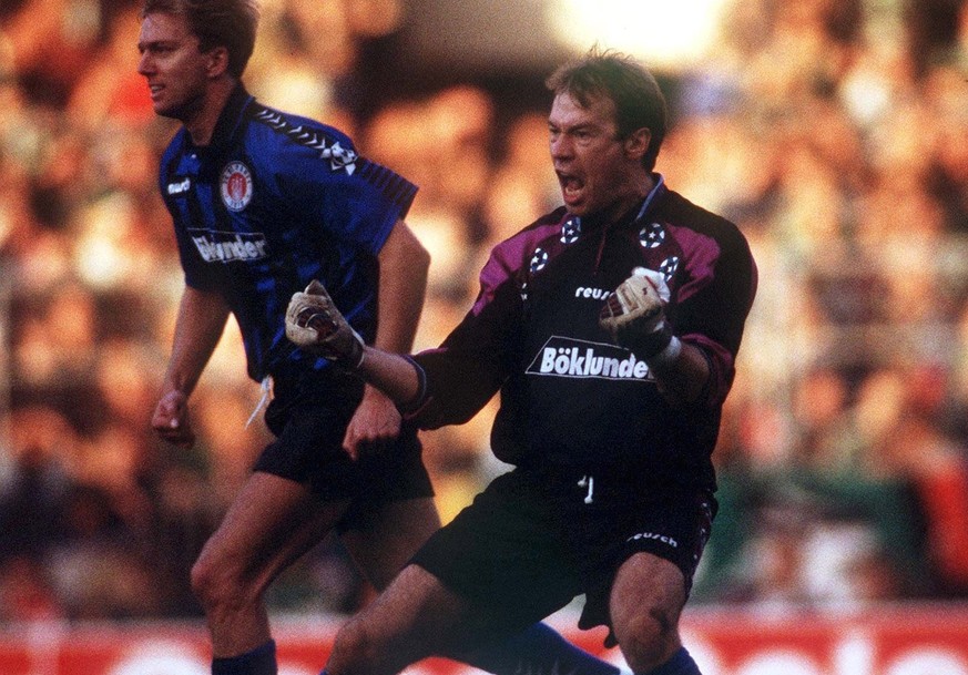 UNITED KINGDOM - OCTOBER 28: FUSSBALL: FC ST. PAULI am 28.10.95, Torwart Klaus THOMFORDE jubelt sich zu (Photo by Lutz Bongarts/Bongarts/Getty Images)