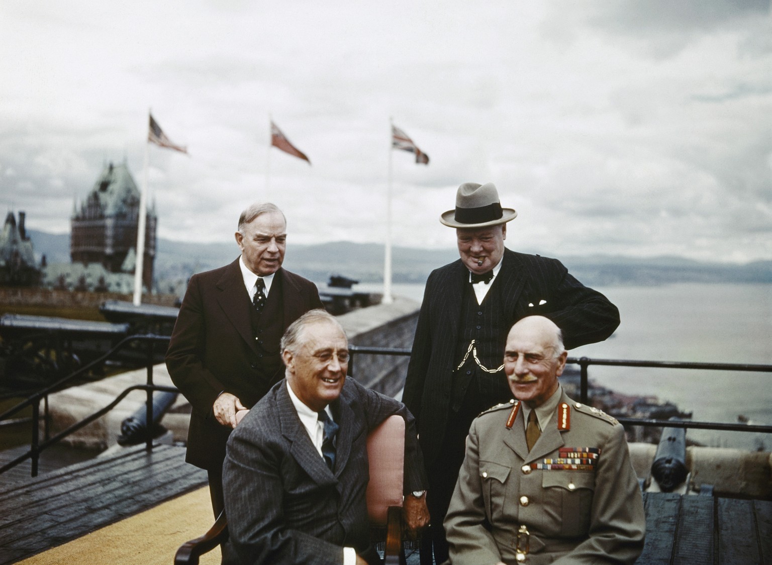 An der ersten Quebec-Konferenz, auch Quadrat-Konferenz genannt, August 1943: Der kanadische Premierminister Mackenzie King, der US-amerikanische Präsident Franklin D. Roosevelt, der britische Premier  ...