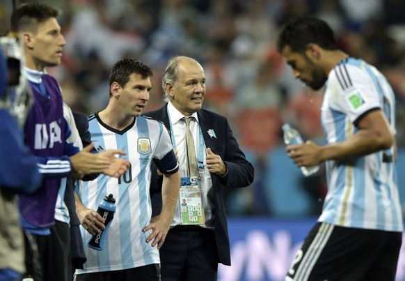Trainer Alejandro Sabella bespricht sich vor der Verlängerung mit Superstar Lionel Messi.