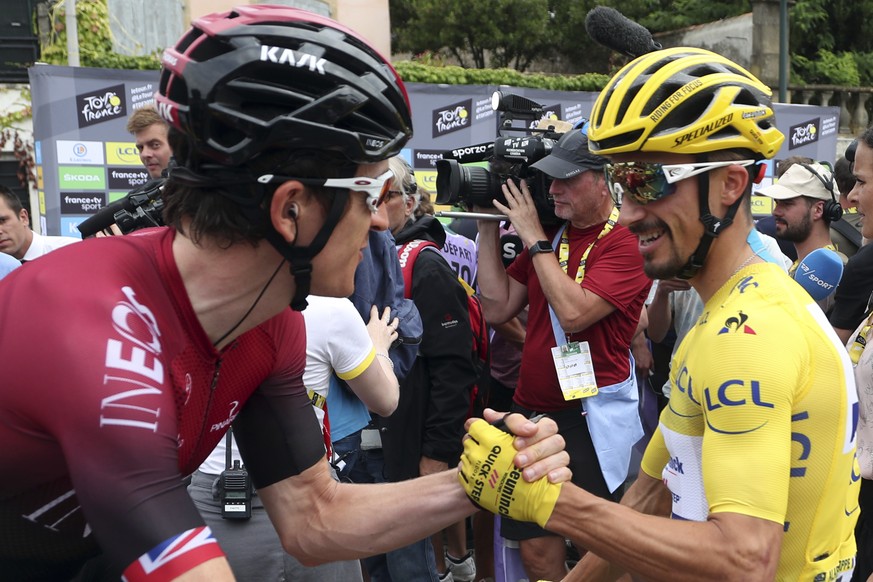 France&#039;s Julian Alaphilippe wearing the overall leader&#039;s yellow jersey shakes hands with Britain&#039;s Geraint Thomas as they arrive at the start of the fifteenth stage of the Tour de Franc ...