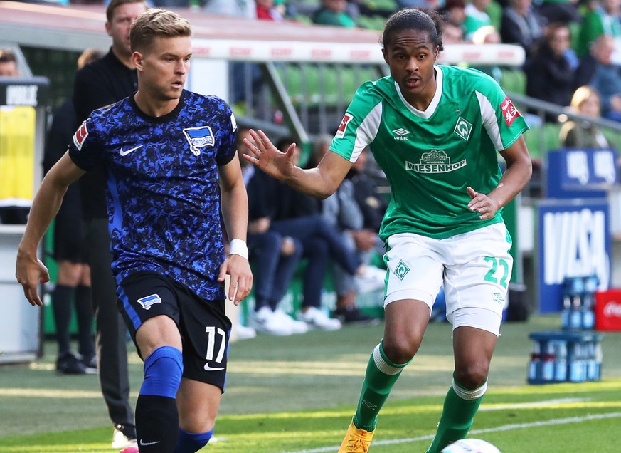 epa08681344 Hertha&#039;s Maximilian Mittelstaedt (L) in action against Bremen&#039;s Tahith Chong (R) during the German Bundesliga soccer match between SV Werder Bremen and Hertha BSC Berlin in Breme ...