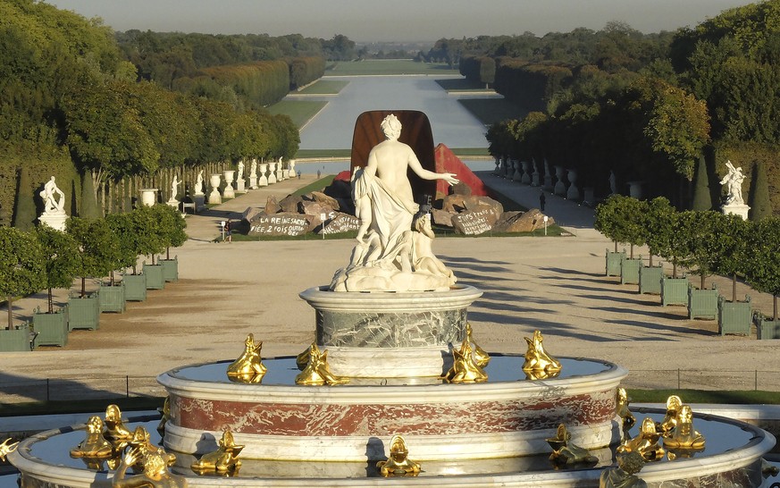 The vandalized sculpture &quot;Dirty Corner&quot; by British-Indian artist Anish Kapoor is pictured behind a fountain in the gardens of the Versailles castle, Friday, Sept. 11, 2015 in Versailles, out ...