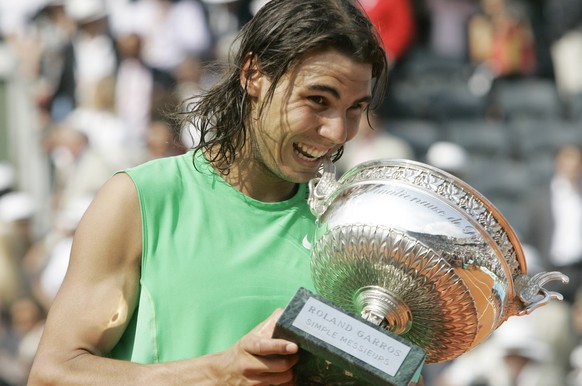 Spain&#039;s Rafael Nadal bites his cup after defeating Switzerland&#039;s Roger Federer in their men&#039;s final match of the French Open tennis tournament, Sunday, June 8, 2008 at the Roland Garros ...