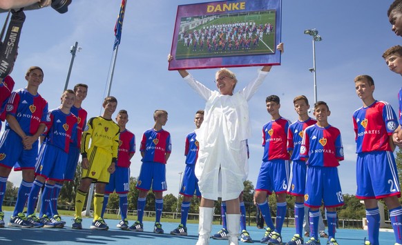 Ex-Praesidentin Gigi Oeri bekommt von den Juniorenmannschaften ein Bild geschenkt, anlaesslich der feierlichen Eroeffnung des neuen Nachwuchs-Campus FC Basel auf dem Areal St. Jakob am Samstag, 17. Au ...