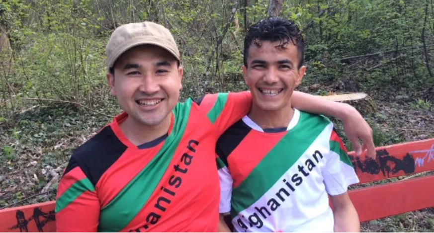 Die beiden afghanischen Flüchtlinge Mohammad Rasuli und Hamid Jafari wollen 1000 Kilometer durch die Schweiz wandern.