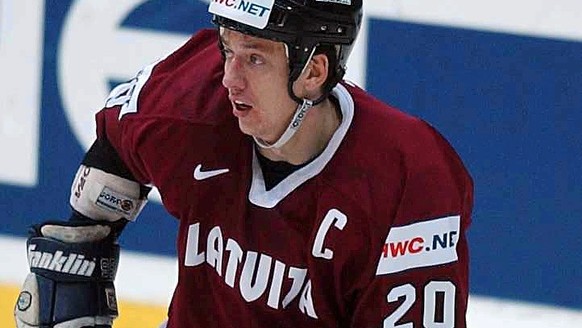 Harijs Vitolins, aufgenommen beim Eishockeyspiel Deutschland - Lettland an den Eishockey-Weltmeisterschaften in Karlstad in Schweden am Freitag 3. Mai 2002. (KEYSTONE/Walter Bieri)