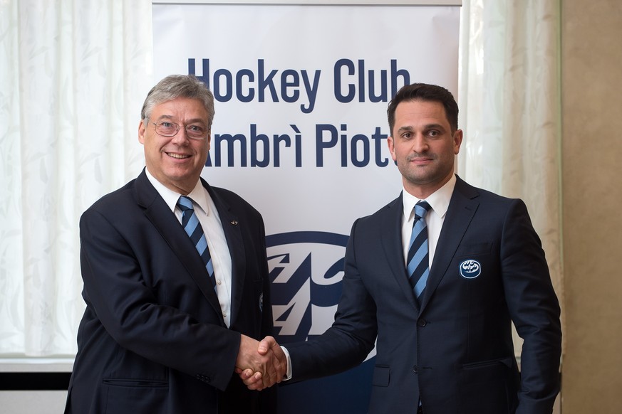 Paolo Duca, neuer Sportchef des Eishockey Clubs HC Ambri-Piotta, rechts, und Praesident Filippo Lombardi, links, posieren an einer Medienkonferenz des HC Ambri-Piotta, am Dienstag, 18. April 2017, in  ...