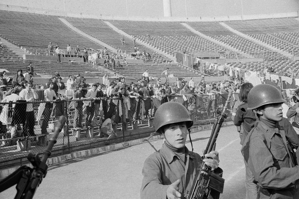 Anhänger des gestürzten chilenischen Präsidenten Salvador Allende gefangen im Nationalstadion von Santiago (September 1973).