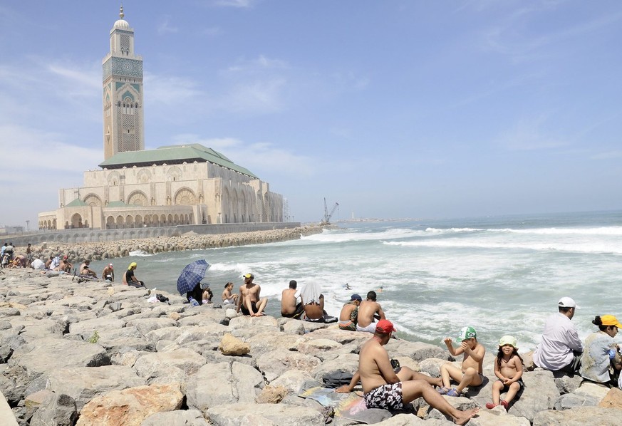 epa01768435 Casa Blanca residents enjoy a day out near the Hassan II mosque on a hot summer day, in Casa Blanca, Morocco, 21 June 2009. As the hot season temperatures rose to 45 degrees celcius, many  ...